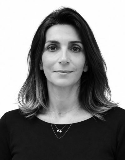 Portrait en noir et blanc de Géraldine Tolédano, médiatrice